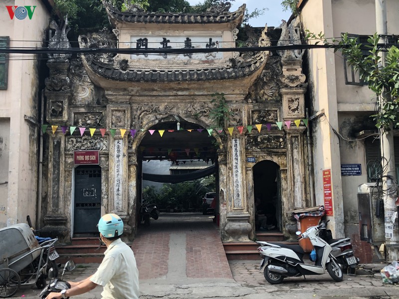 cong lang trong long pho phuong ha noi: van nguyen ven hon que hinh 1