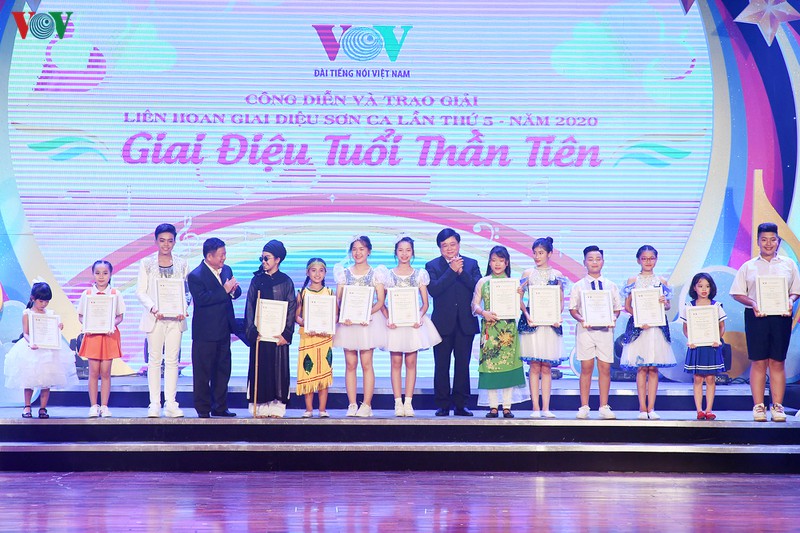 tung bung dem cong dien va trao giai lien hoan giai dieu son ca 2020 hinh 7