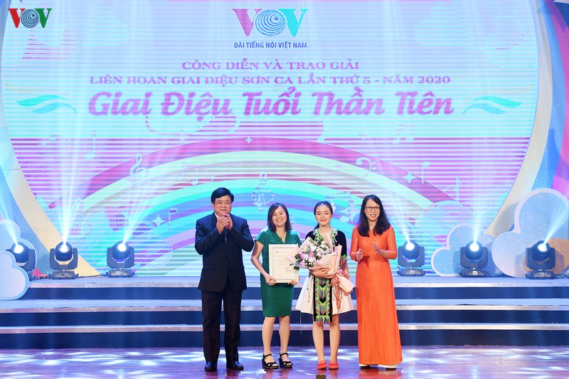 tung bung dem cong dien va trao giai lien hoan giai dieu son ca 2020 hinh 8