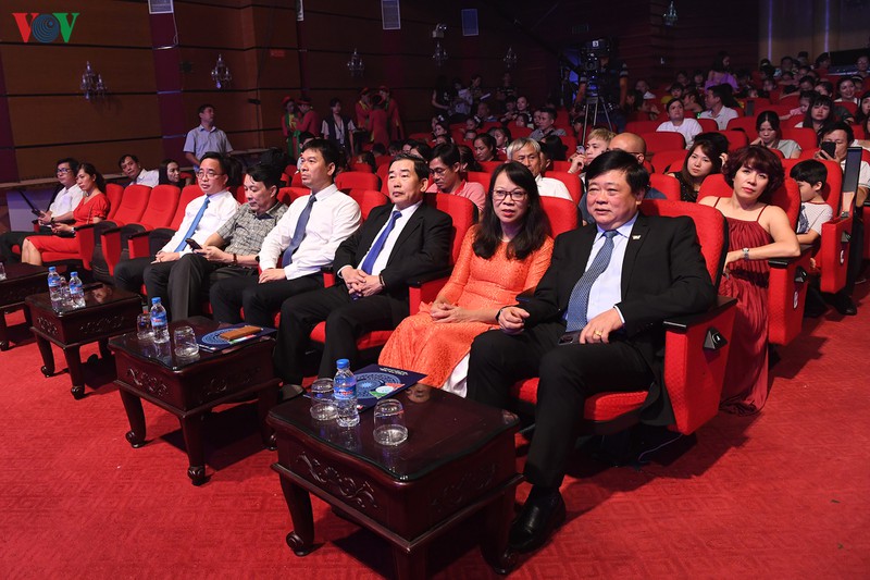 tung bung dem cong dien va trao giai lien hoan giai dieu son ca 2020 hinh 2