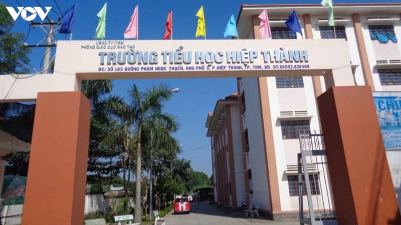 phu huynh buc xuc khi truong ban bia vo in bang cuu chuong sai hinh 1