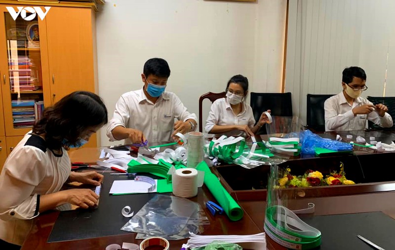thanh nien dak lak lam hang ngan mat na chan giot ban va khau trang hinh 1