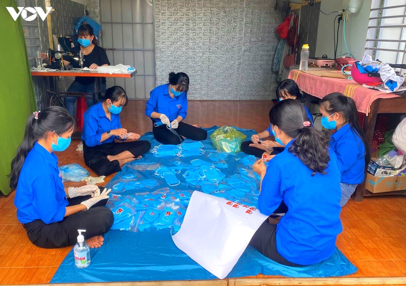 thanh nien dak lak lam hang ngan mat na chan giot ban va khau trang hinh 2