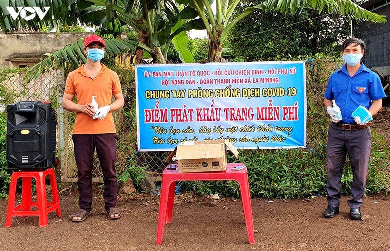 thanh nien dak lak lam hang ngan mat na chan giot ban va khau trang hinh 3