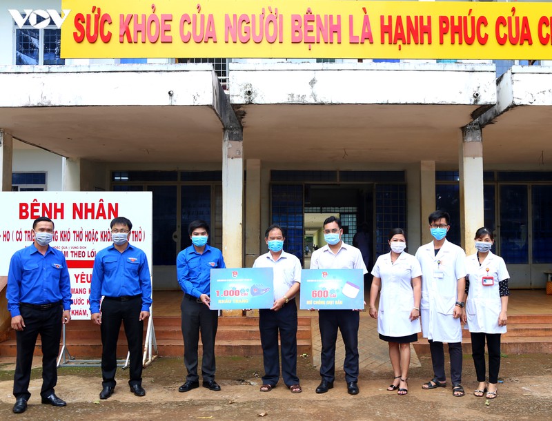 thanh nien dak lak lam hang ngan mat na chan giot ban va khau trang hinh 4