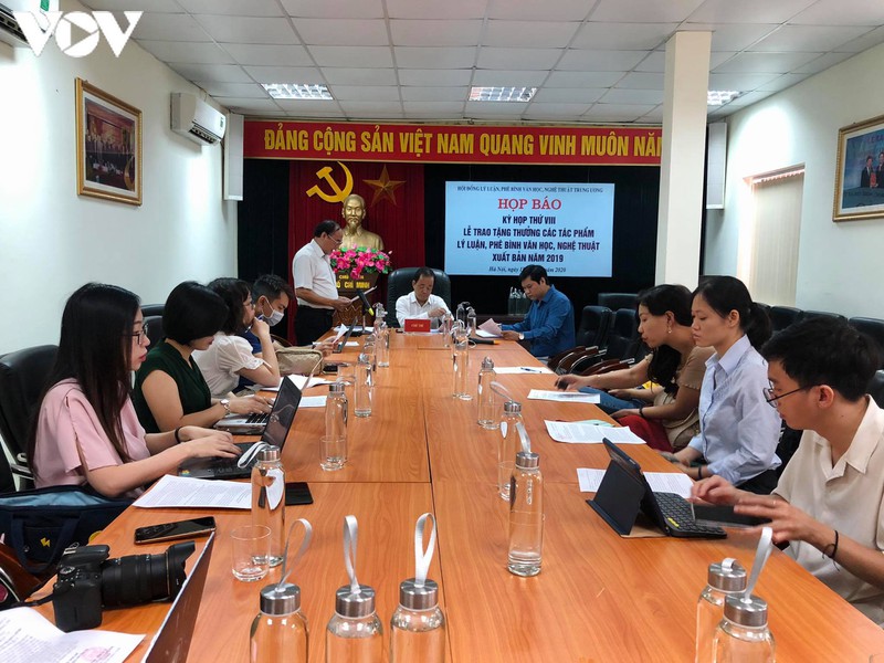 tang thuong 15 tac pham ly luan phe binh van hoc, nghe thuat 2019 hinh 1