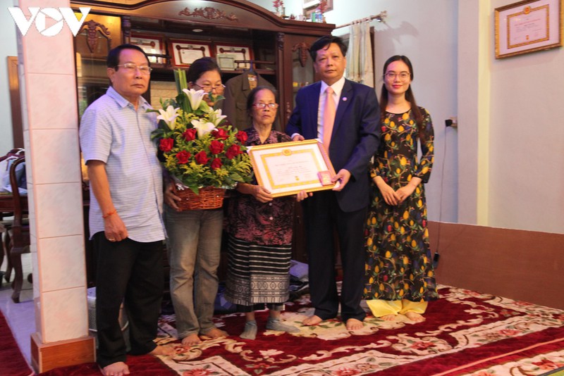 lan dau tien mot viet kieu tai lao duoc nhan huy hieu 70 nam tuoi dang hinh 1