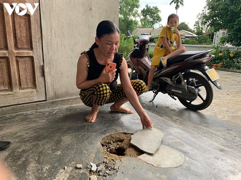 hue xuat hien cac ho sut lun nha dan xung quanh mo da voi hinh 4