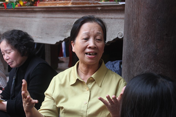hang ngan nguoi xep hang nua ngay doi cau an tai chua phuc khanh hinh 11