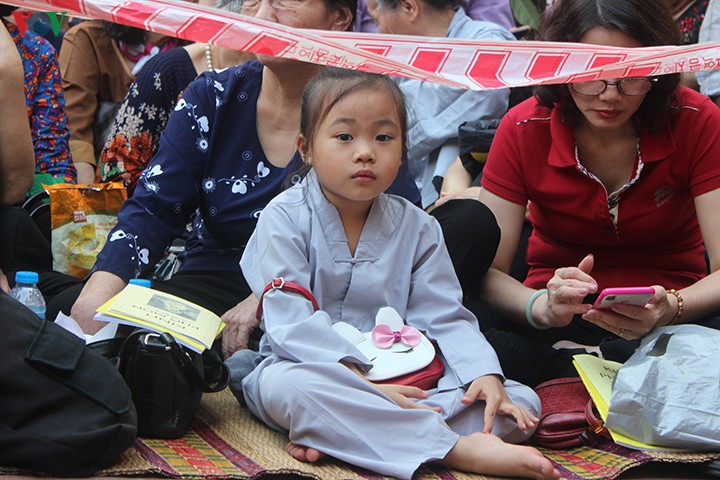 hang ngan nguoi xep hang nua ngay doi cau an tai chua phuc khanh hinh 3