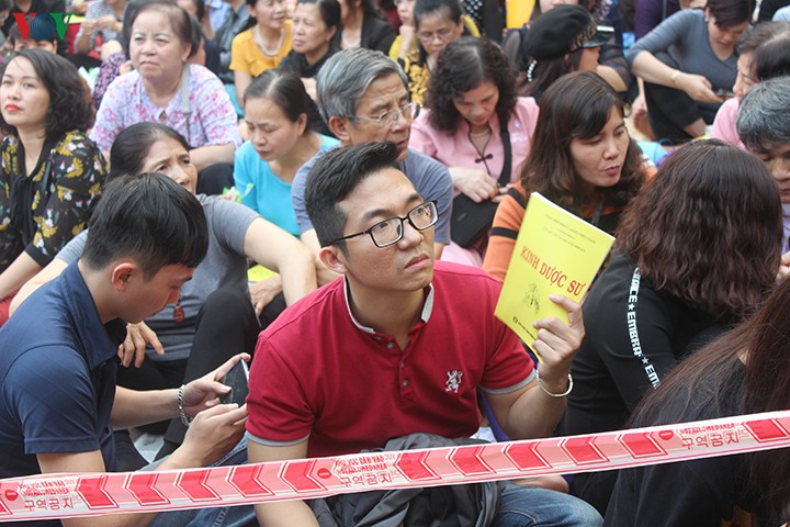 hang ngan nguoi xep hang nua ngay doi cau an tai chua phuc khanh hinh 2