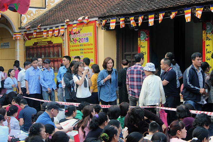 hang ngan nguoi xep hang nua ngay doi cau an tai chua phuc khanh hinh 4