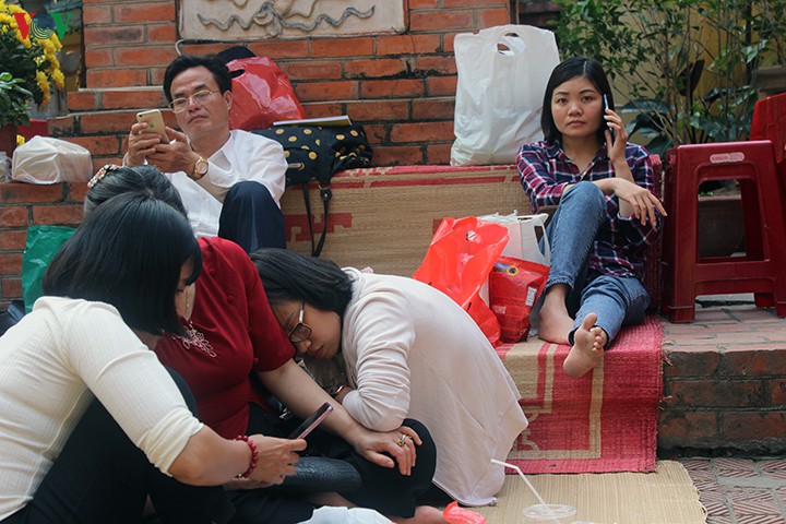 hang ngan nguoi xep hang nua ngay doi cau an tai chua phuc khanh hinh 5