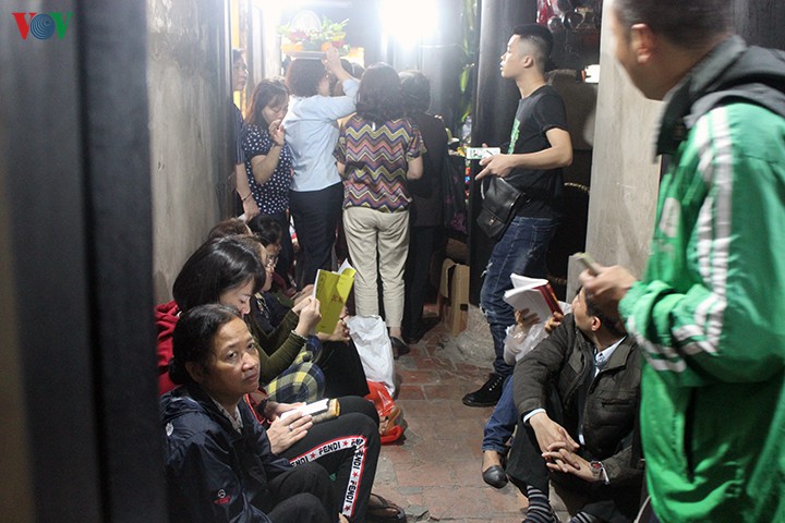 hang ngan nguoi xep hang nua ngay doi cau an tai chua phuc khanh hinh 8