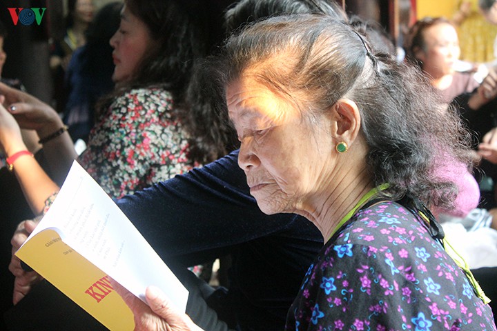 hang ngan nguoi xep hang nua ngay doi cau an tai chua phuc khanh hinh 12