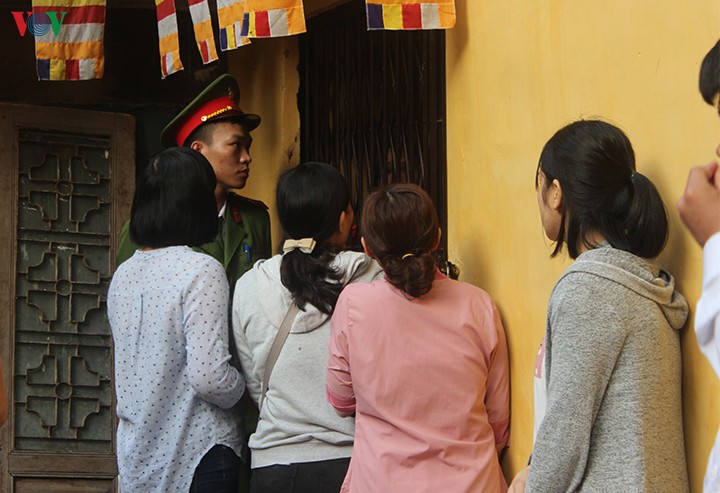 hang ngan nguoi xep hang nua ngay doi cau an tai chua phuc khanh hinh 9