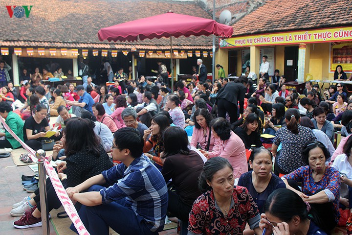 hang ngan nguoi xep hang nua ngay doi cau an tai chua phuc khanh hinh 1