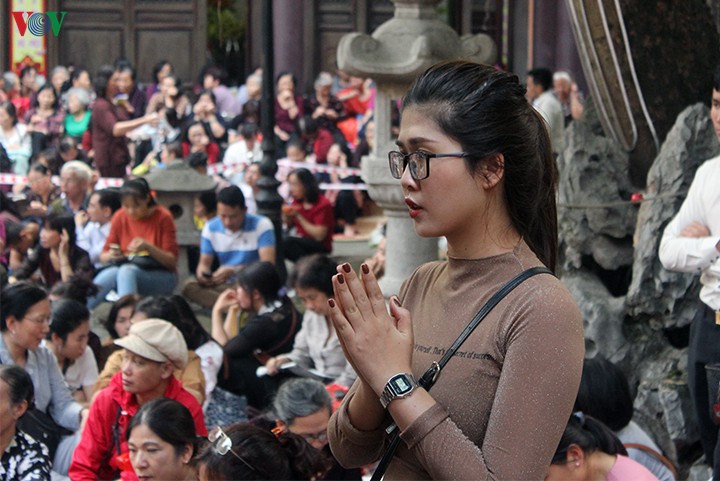 hang ngan nguoi xep hang nua ngay doi cau an tai chua phuc khanh hinh 10