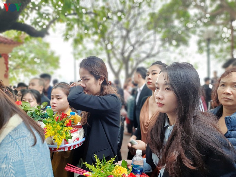 "bien nguoi" do ve phu tay ho le ta trong ngay mung 1 thang chap hinh 4
