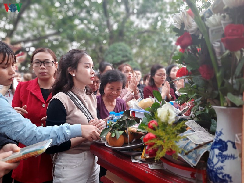 "bien nguoi" do ve phu tay ho le ta trong ngay mung 1 thang chap hinh 5