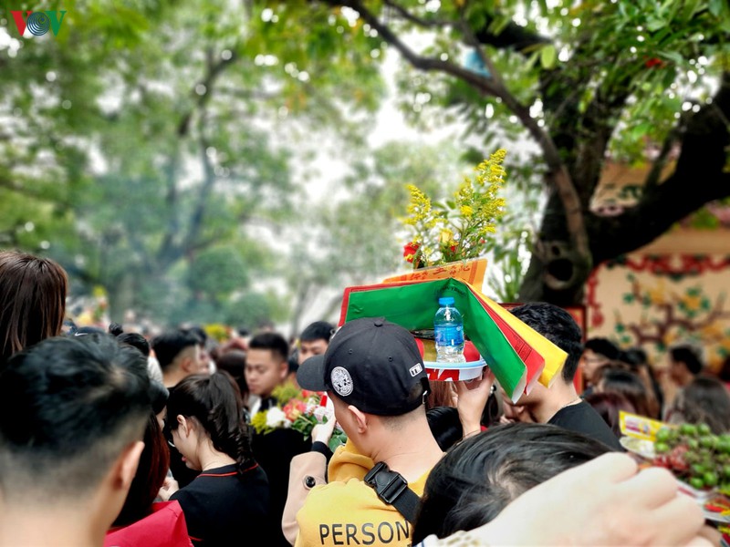 "bien nguoi" do ve phu tay ho le ta trong ngay mung 1 thang chap hinh 6