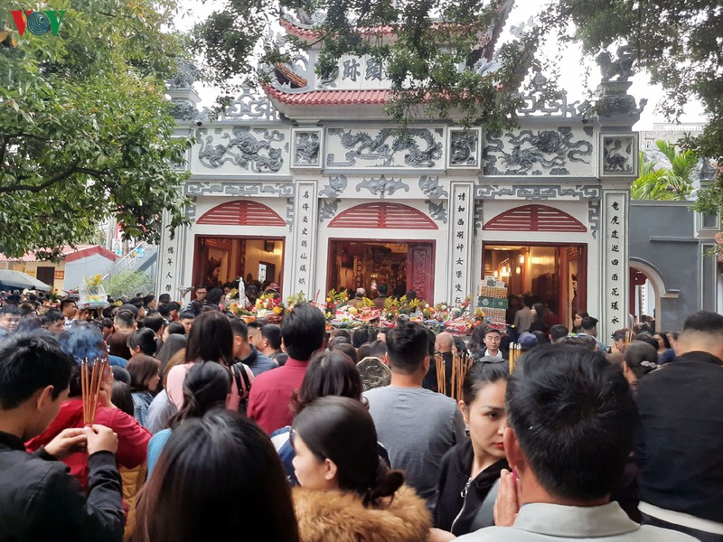 "bien nguoi" do ve phu tay ho le ta trong ngay mung 1 thang chap hinh 2
