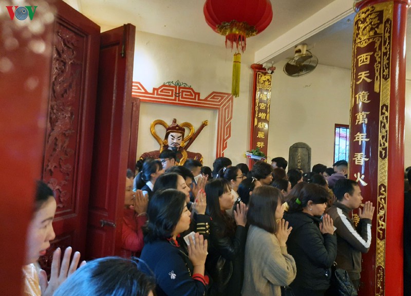 "bien nguoi" do ve phu tay ho le ta trong ngay mung 1 thang chap hinh 11