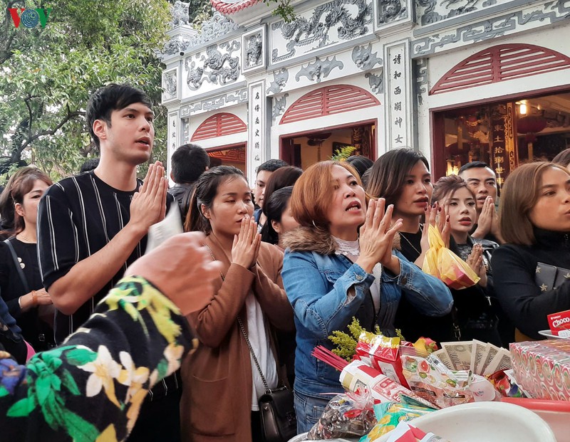 "bien nguoi" do ve phu tay ho le ta trong ngay mung 1 thang chap hinh 12