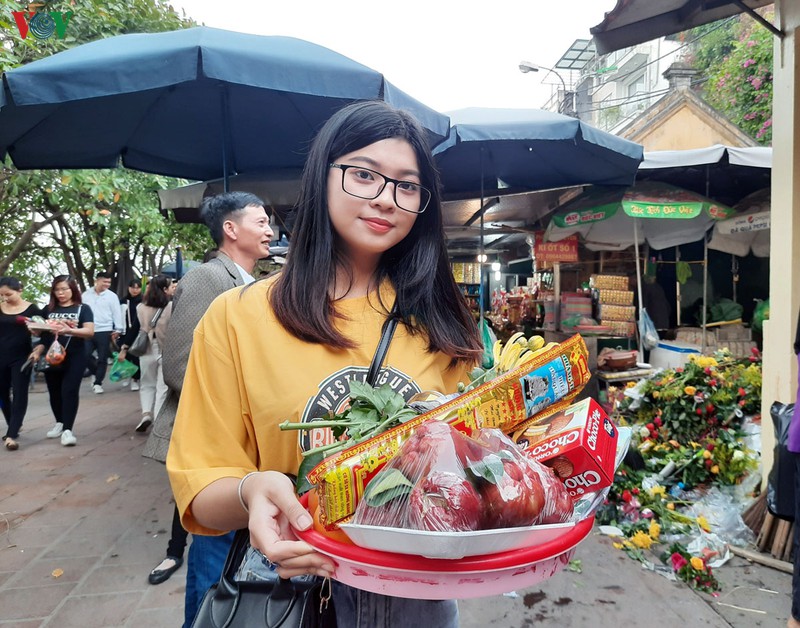 "bien nguoi" do ve phu tay ho le ta trong ngay mung 1 thang chap hinh 14