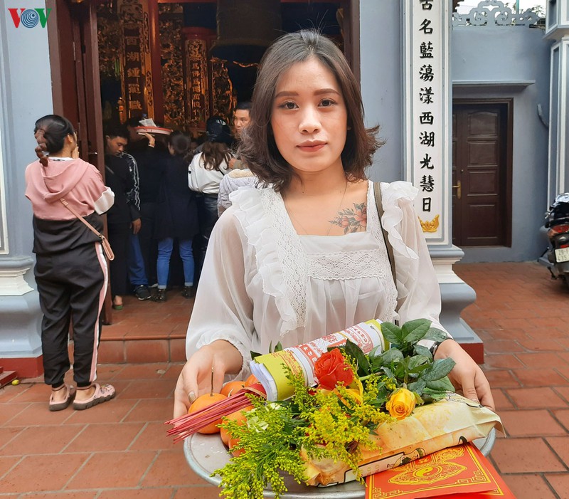 "bien nguoi" do ve phu tay ho le ta trong ngay mung 1 thang chap hinh 15