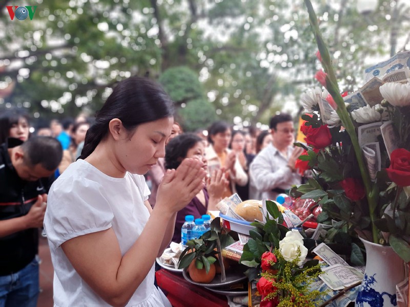 "bien nguoi" do ve phu tay ho le ta trong ngay mung 1 thang chap hinh 18