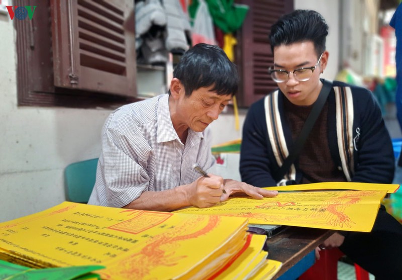 "bien nguoi" do ve phu tay ho le ta trong ngay mung 1 thang chap hinh 17