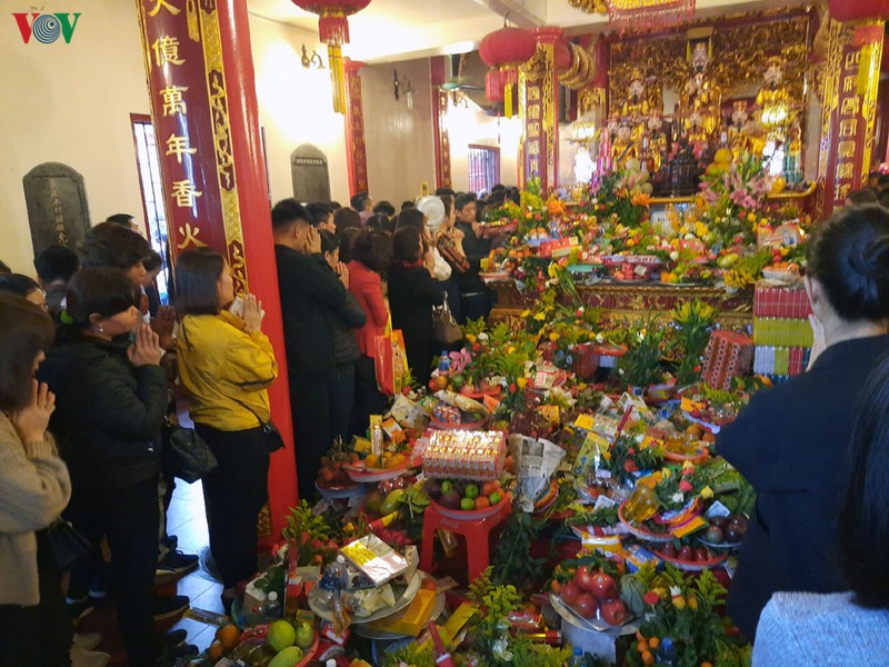 "bien nguoi" do ve phu tay ho le ta trong ngay mung 1 thang chap hinh 8