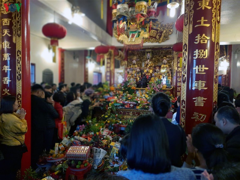 "bien nguoi" do ve phu tay ho le ta trong ngay mung 1 thang chap hinh 9