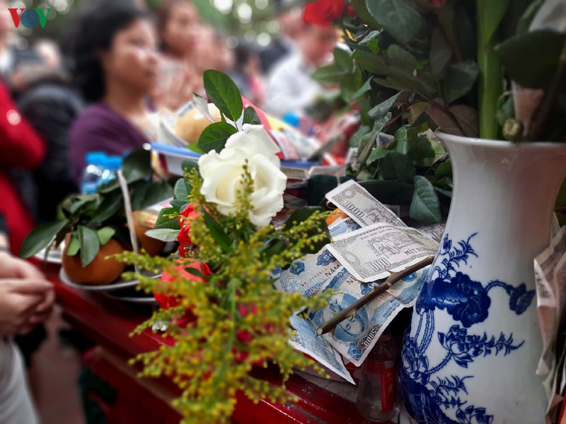 "bien nguoi" do ve phu tay ho le ta trong ngay mung 1 thang chap hinh 13