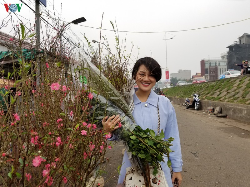 nguoi dan ha noi no nuc xuong pho mua hoa dao choi tet duong lich hinh 5