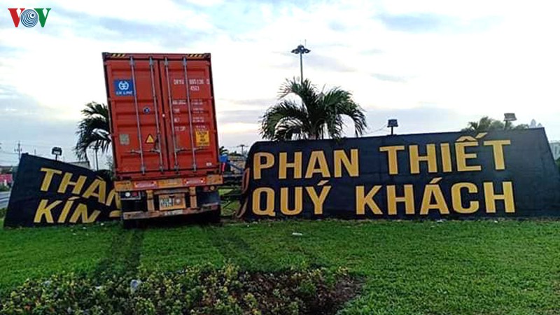 container tong nat bien chao mung tai vong xoay o thanh pho phan thiet hinh 1