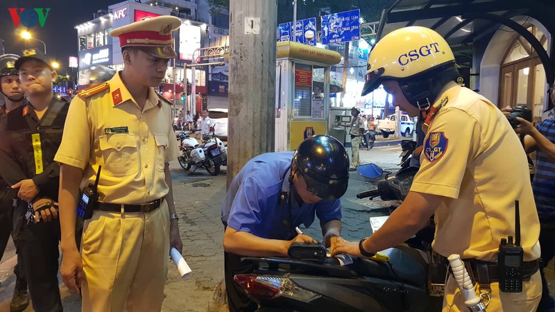 tphcm: gan 15 ngay xu phat nong do con, hang tram nguoi bi phat kich khung hinh 2