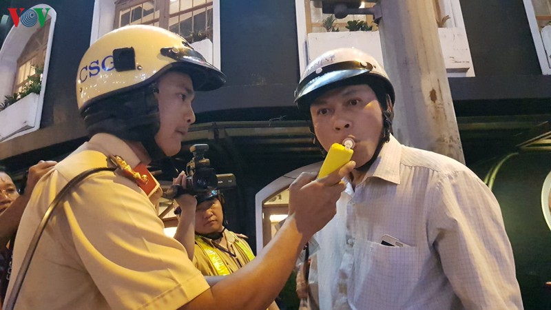 tphcm: gan 15 ngay xu phat nong do con, hang tram nguoi bi phat kich khung hinh 1