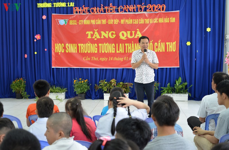 vov dbscl tham, tang qua tre mo coi, khuyet tat tai can tho hinh 1