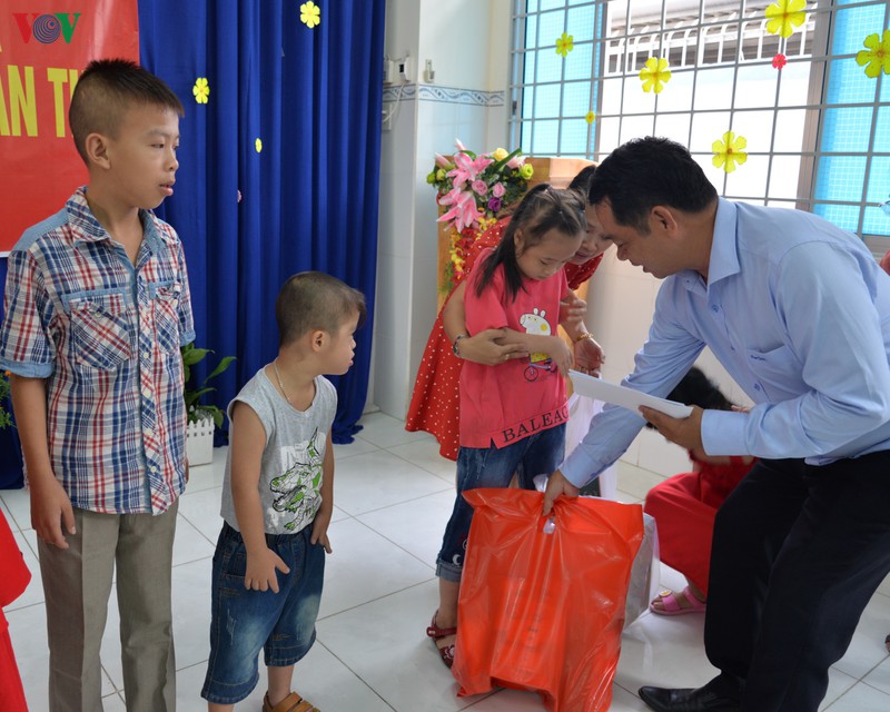 vov dbscl tham, tang qua tre mo coi, khuyet tat tai can tho hinh 2