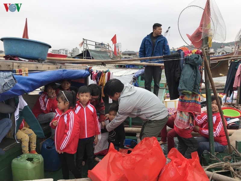 chi doan vov dong bac tham, tang qua cac gia dinh lang chai kho khan hinh 2