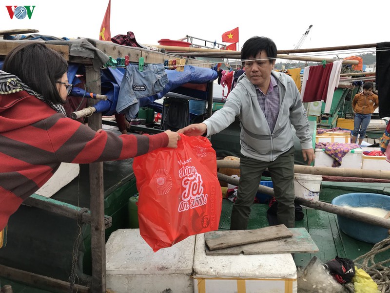 chi doan vov dong bac tham, tang qua cac gia dinh lang chai kho khan hinh 1