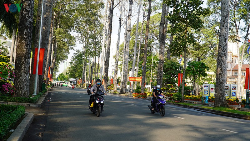 tp hcm: duong pho thong thoang trong ngay lam viec dau tien hinh 1