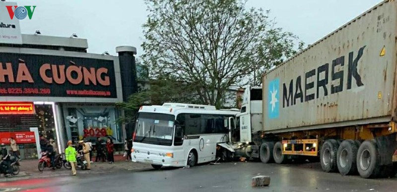 va cham giua xe tai va xe cho cong nhan, nhieu nguoi bi thuong hinh 1