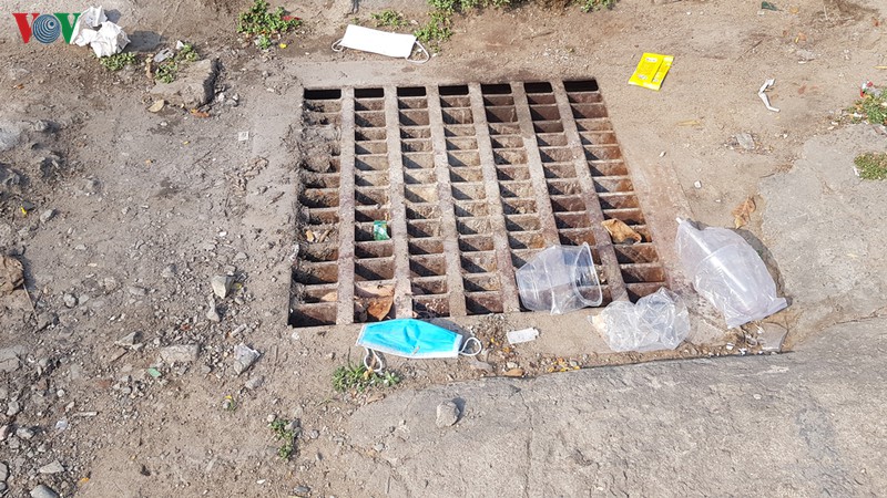 khau trang da qua su dung vut bua bai tren duong o tp hcm hinh 8