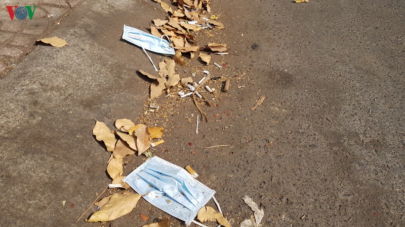 khau trang da qua su dung vut bua bai tren duong o tp hcm hinh 4