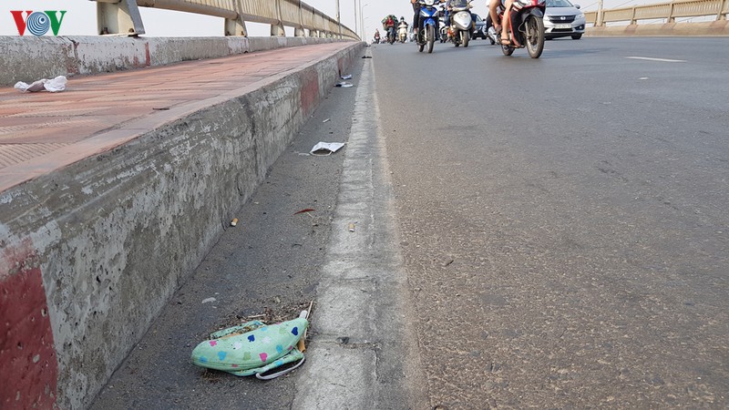 khau trang da qua su dung vut bua bai tren duong o tp hcm hinh 10