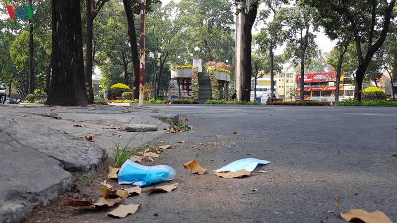 khau trang da qua su dung vut bua bai tren duong o tp hcm hinh 2