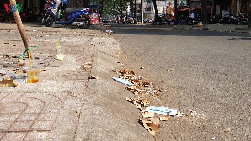 khau trang da qua su dung vut bua bai tren duong o tp hcm hinh 3